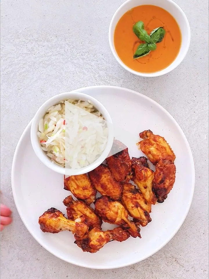 Pečená kuřecí křídla, salát z ředkve (daikon, jablko, jarní cibulka, ocet, chilli paprička), polévka z pečených rajčat (s kešu smetanou)