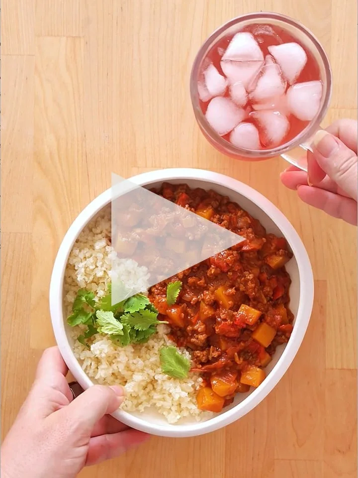 Dýňové chilli con carne, květáková rýže, ibiškový ledový čaj