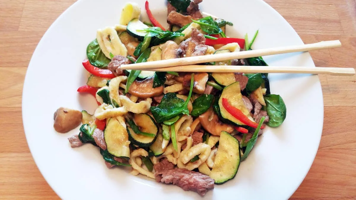 Hovězí stir-fry s omeletovými “nudlemi”