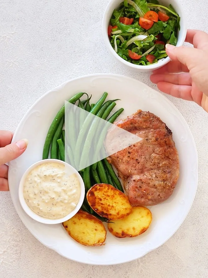 Hovězí steak, blanšírované fazolky, opečené brambory, tatarská omáčka, zeleninový salát