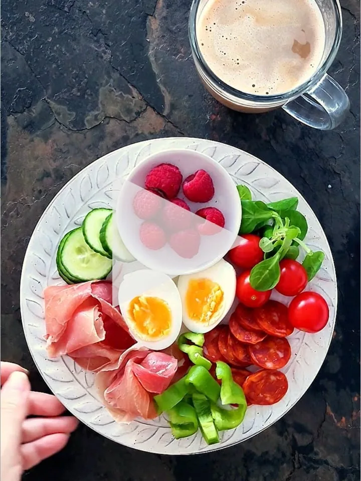Sušená šunka, chorizo klobása, vejce, zelenina, maliny, káva s kešu mlékem