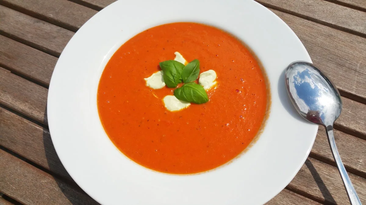 Polévka z pečených rajčat, kešu-bazalkové pesto