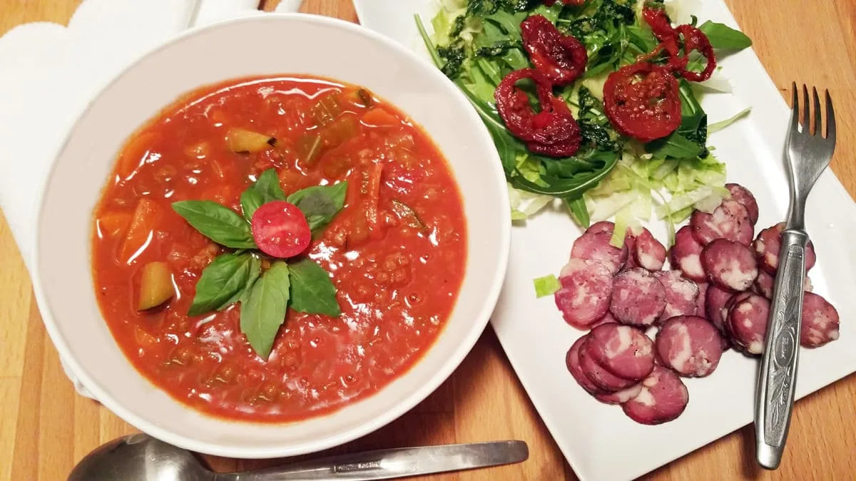 Hovězí minestrone, kvalitní klobáska, šušená rajčata, pesto