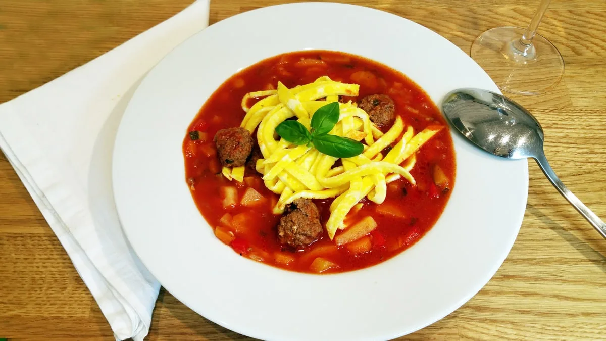 Minestrone s masovými kuličkami a vaječnými nudlemi
