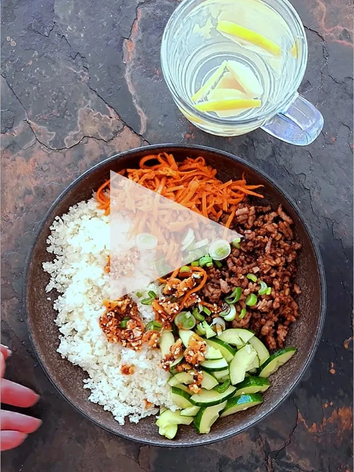 Asijské mleté vepřové, okurkový a mrkvový salát, květáková rýže, křupavý chilli olej, zázvorový čaj