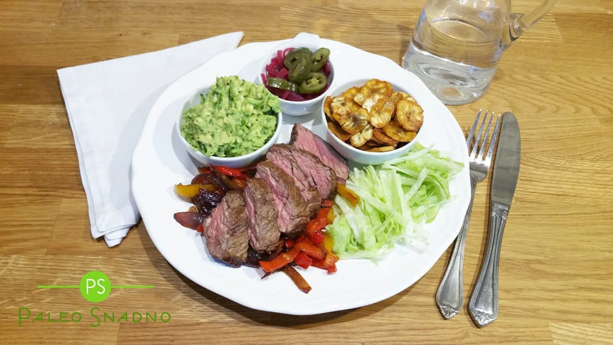 Steak Fajitas s plantainovými chipsy, guacamole a nakládanou cibulí