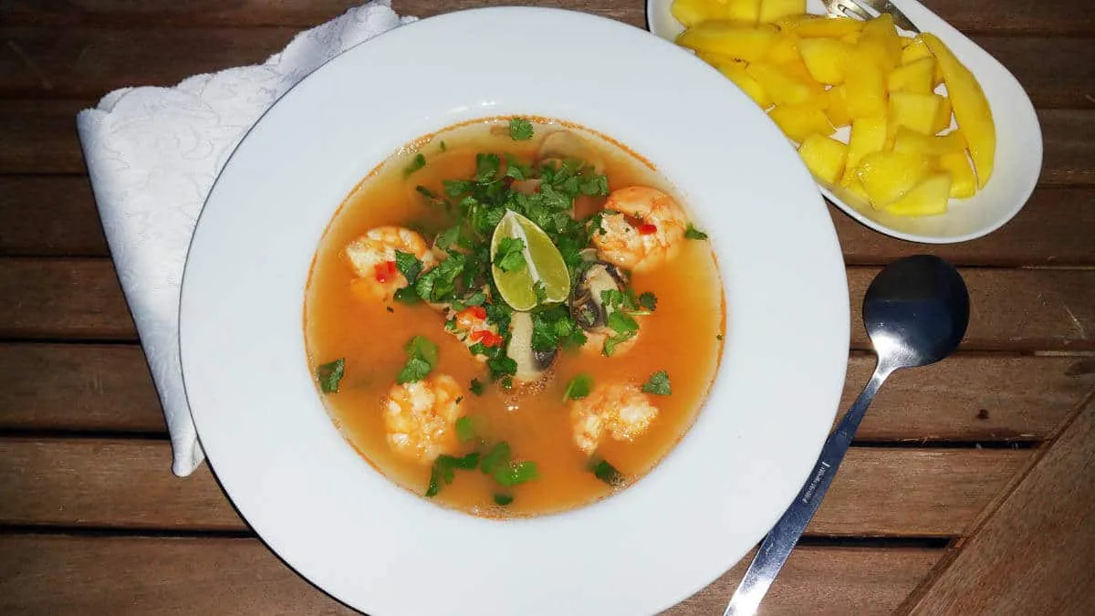 Krevetová polévka Tom Yam Kung, mango