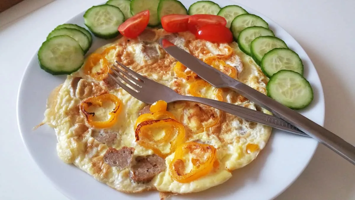 Omeleta s vepřovými kuličkami
