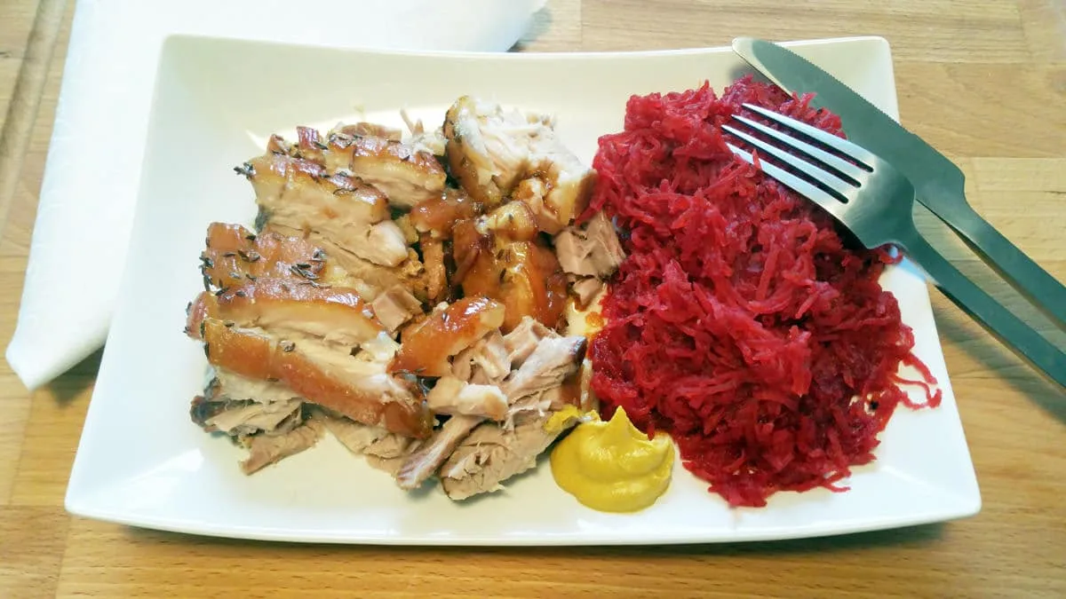 Pomalu pečený bůček se “zelím” z řepy a kedlubny