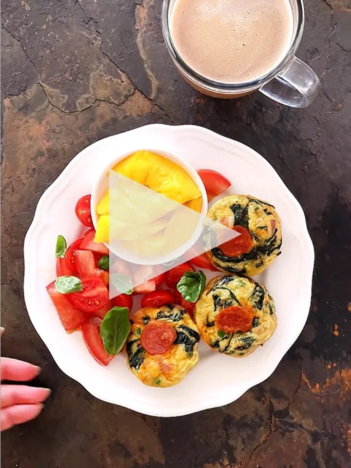 Vaječné muffiny (se špenátem, hráškem a chorizo klobásou), rajčatový salát, mango, káva s kešu mlékem