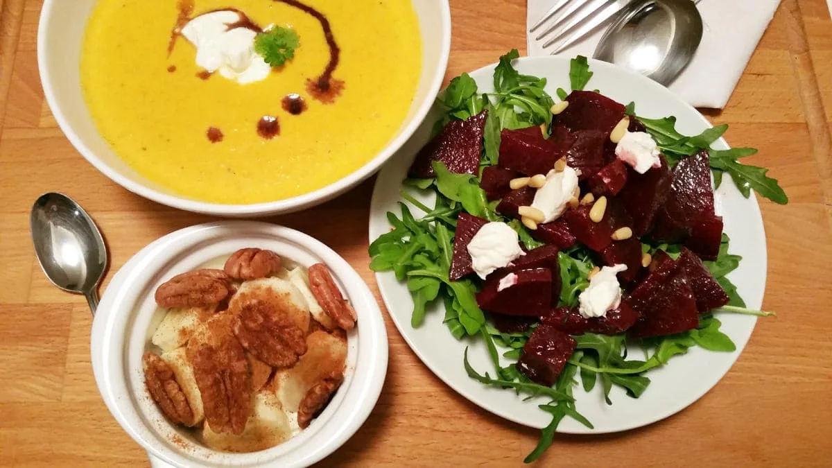 Dýňová polévka, pečená řepa, banán + ořechy (vše s mascarpone)