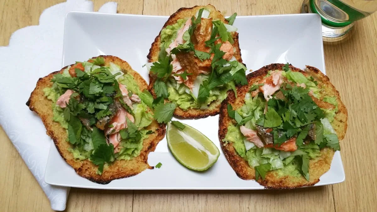 Rybí tacos (květákové placky, guacamole, pečená ryba, ledový salát, koriandr)
