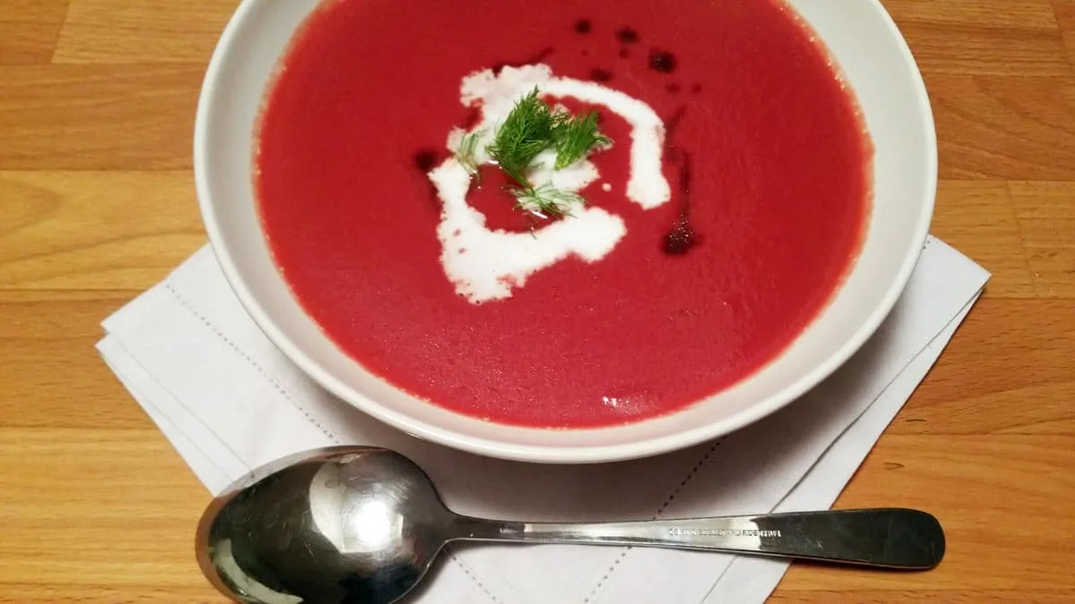 Polévka z řepy a fenyklu