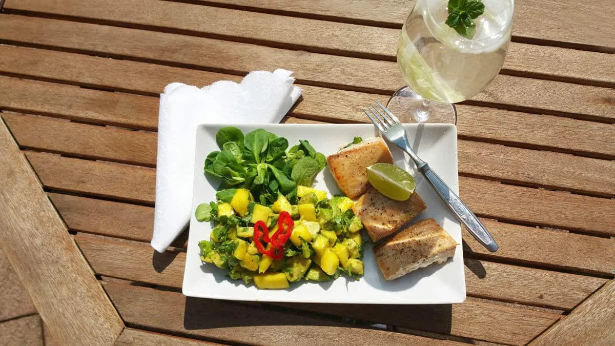 Ryba mahi-mahi s mango-avokádovou salsou