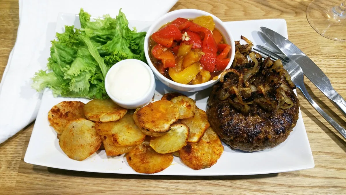 Mexický burger, salát z pečené papriky, pečené batáty