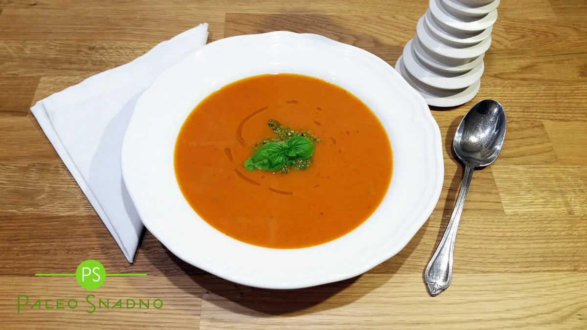 Polévka z pečených rajčat, bazalkové pesto z kešu