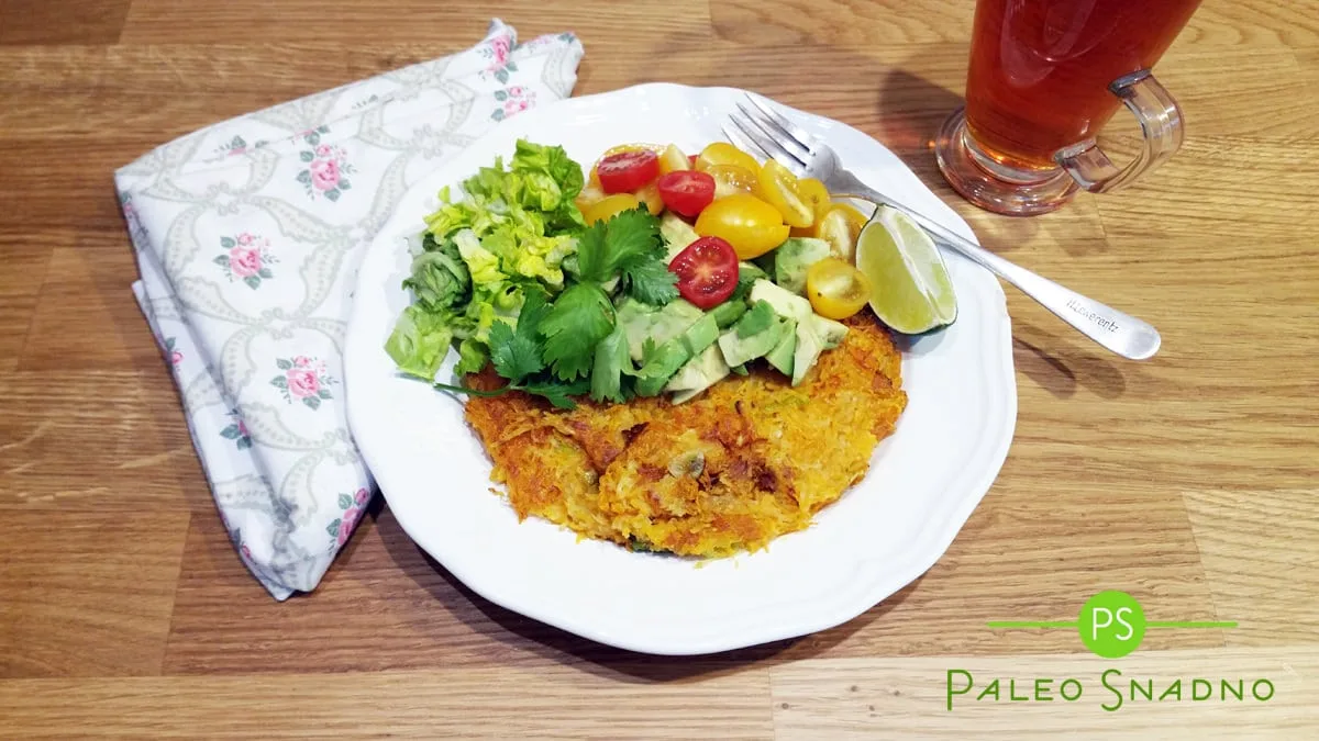 Celerovo-batátové hash browns, avokádo, rajčata