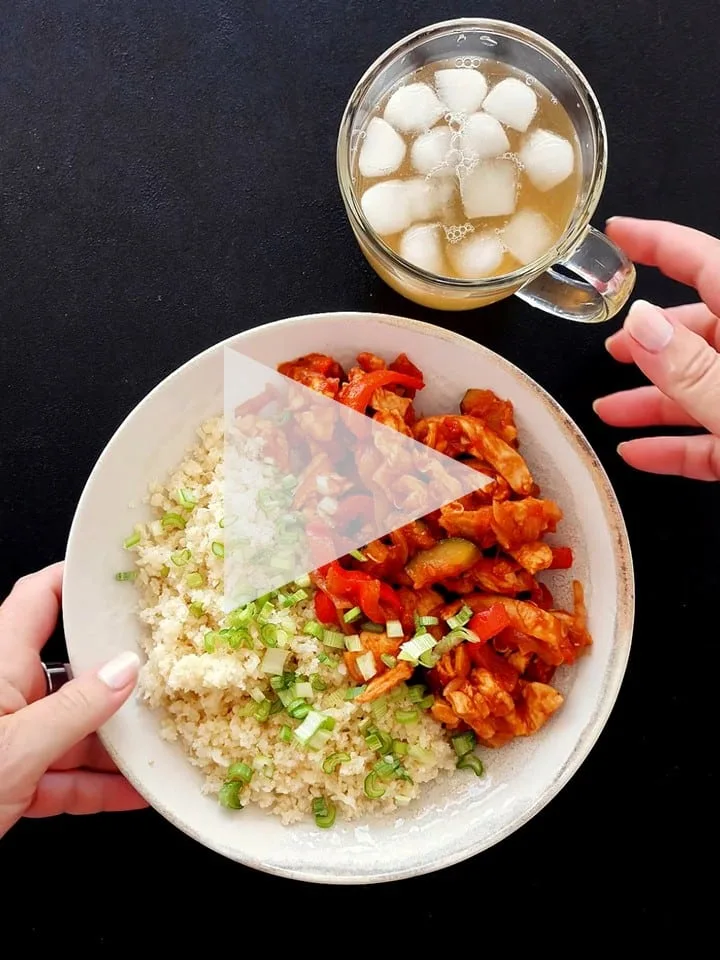 Kuřecí směs (lehce pozměněný tento recept), květáková rýže, jablečný čaj
