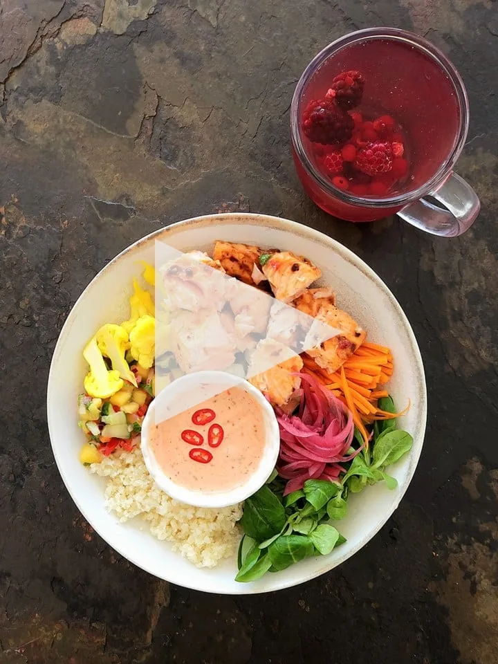 Skládaná miska – pečený losos, květáková rýže, mango salsa, naložený květák a cibule, polníček, mrkev a majonéza s chilli