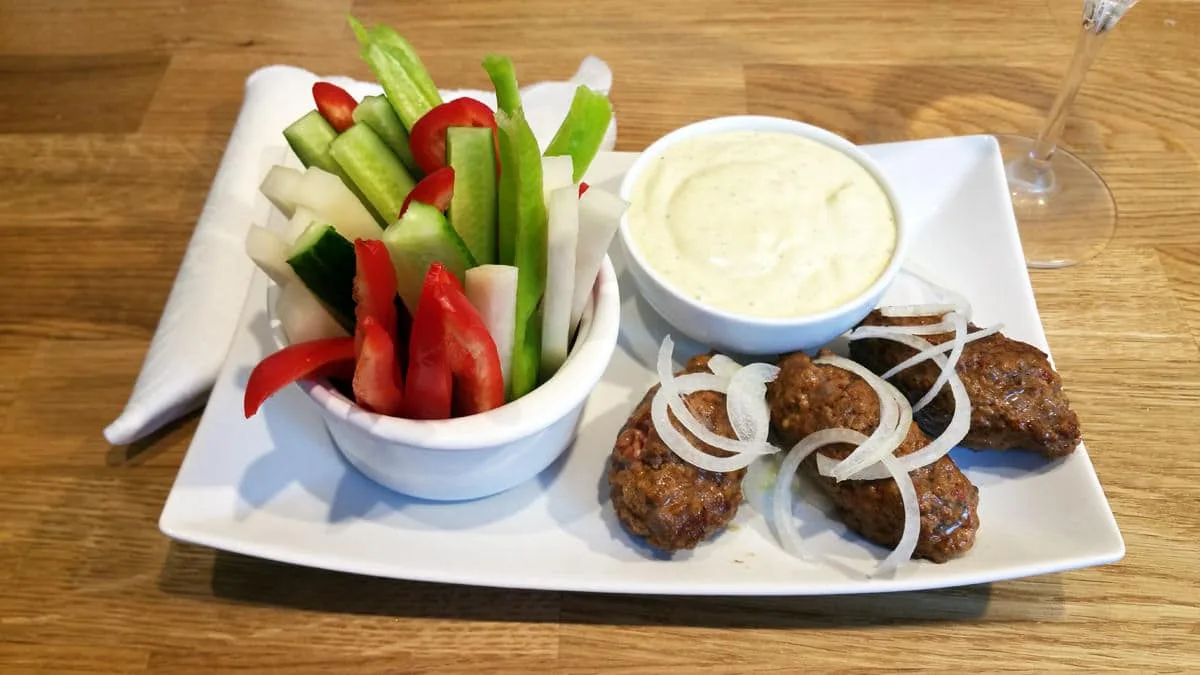 Čevabčiči, zelenina, tatarská omáčka