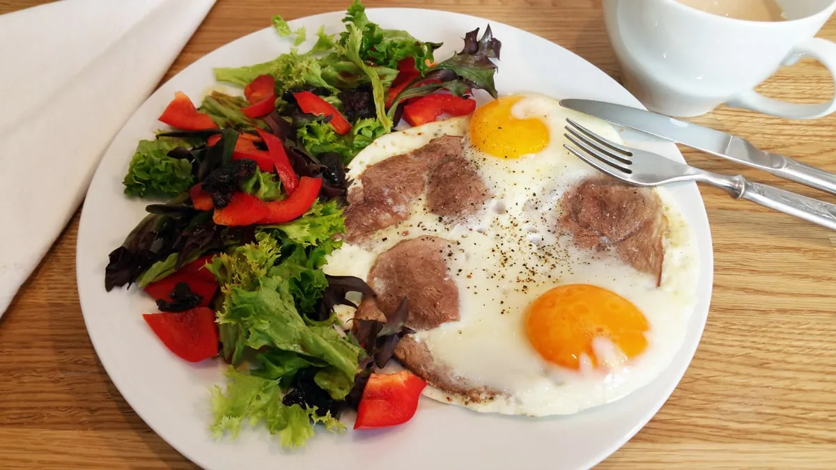 Ham-and-eggs z vepřové pečeně