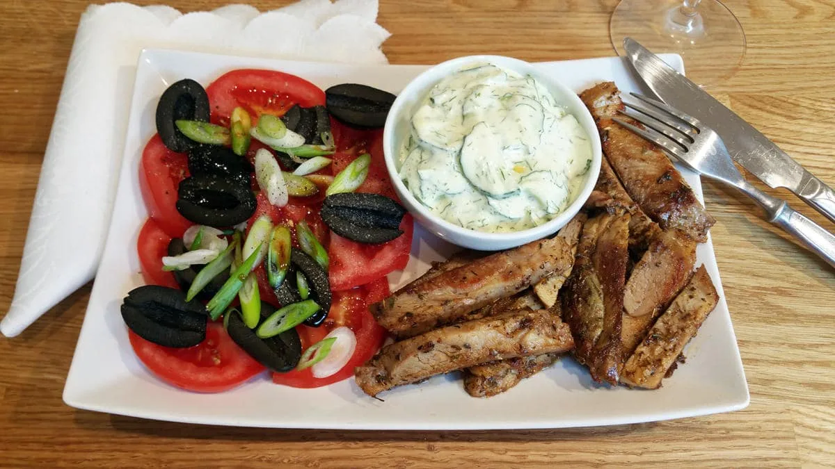 Vepřová pečeně v gyros koření, okurkový salát “tzatziky”