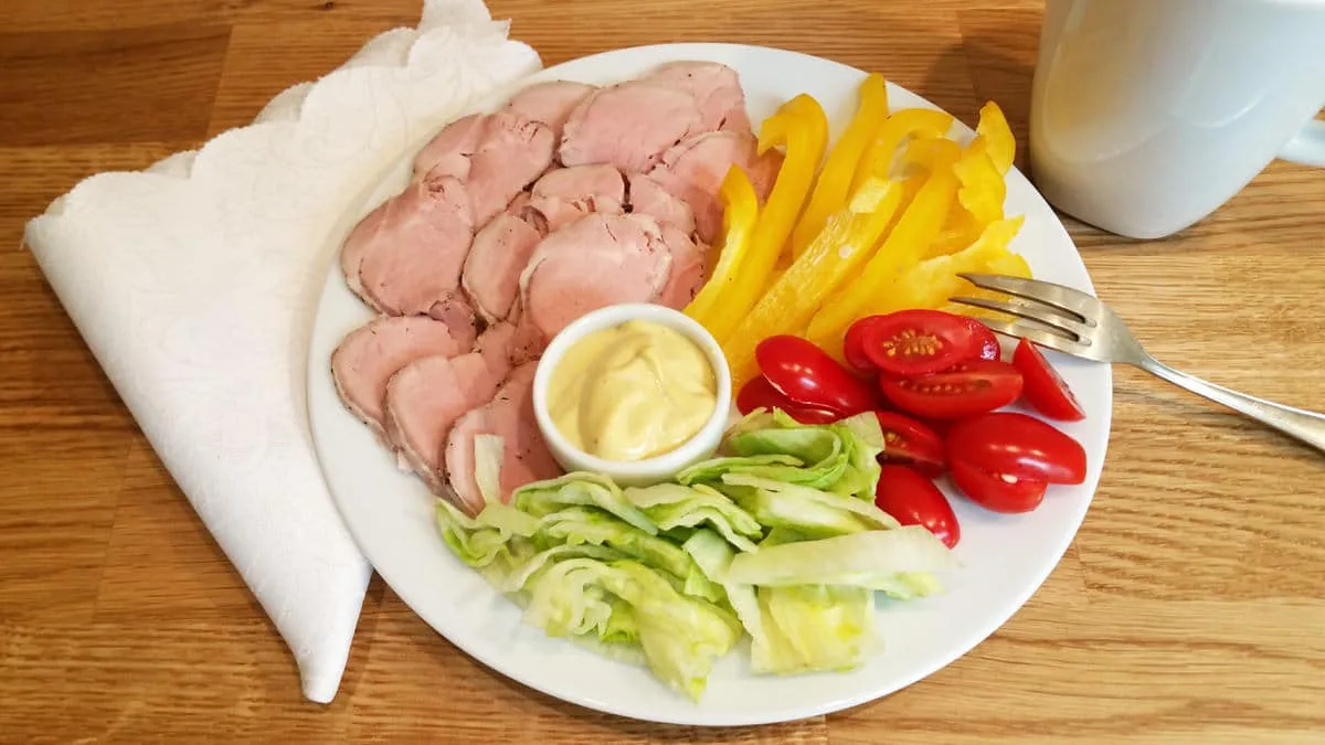 Plátky pomalu pečené panenky, hořčičná majonéza