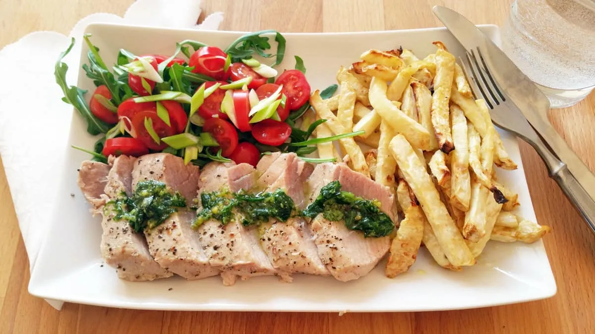 Pečený tuňákový steak s pestem, celerové hranolky