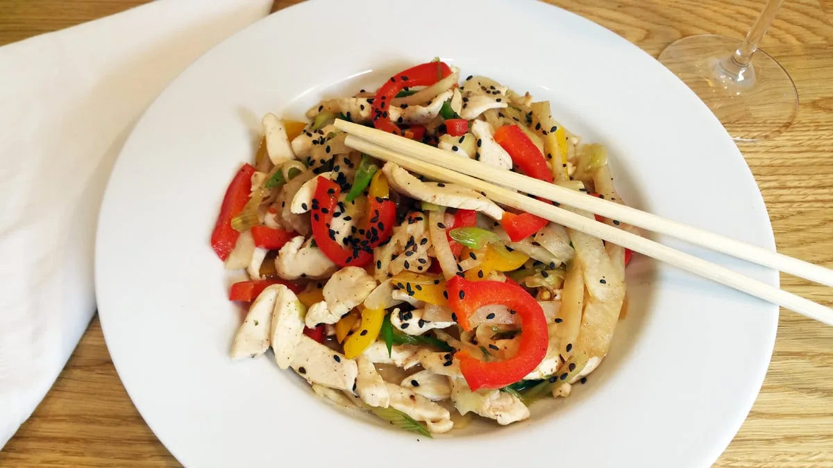 Kuřecí stir-fry s kedlubnovými nudlemi