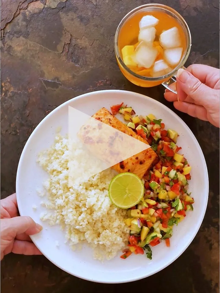 Losos pečený v horkovzdušné fritéze, mango salsa, květáková rýže, čajový cold brew