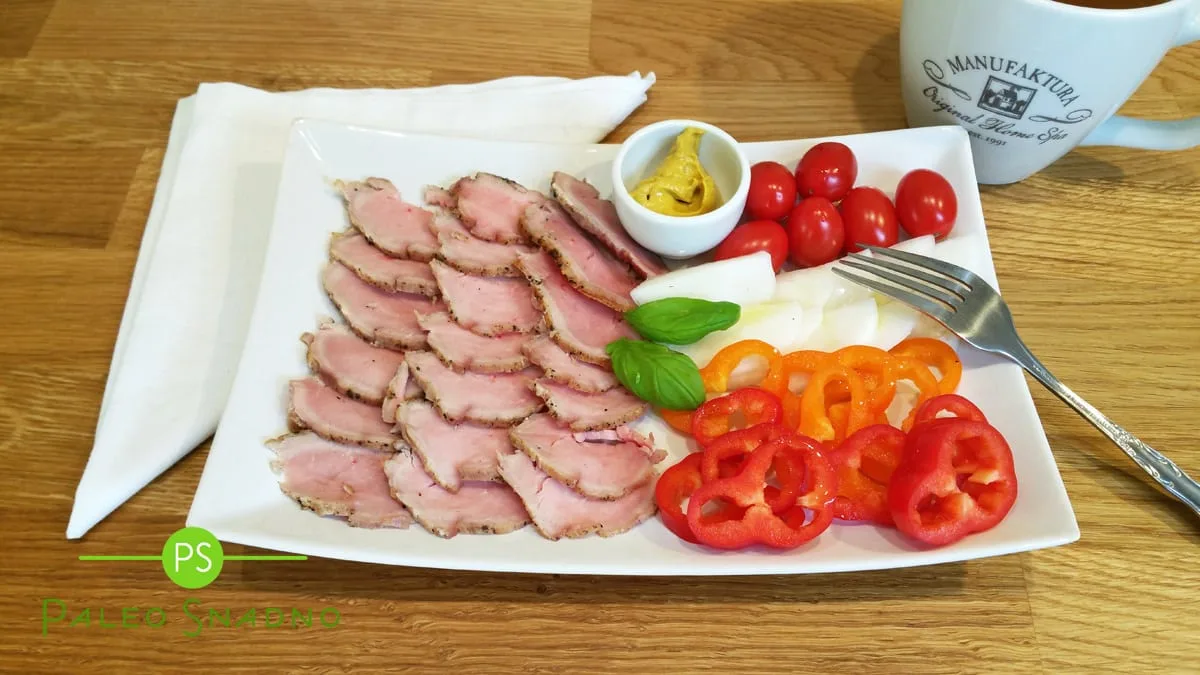 Plátky pomalu pečené panenky, zelenina, hořčice