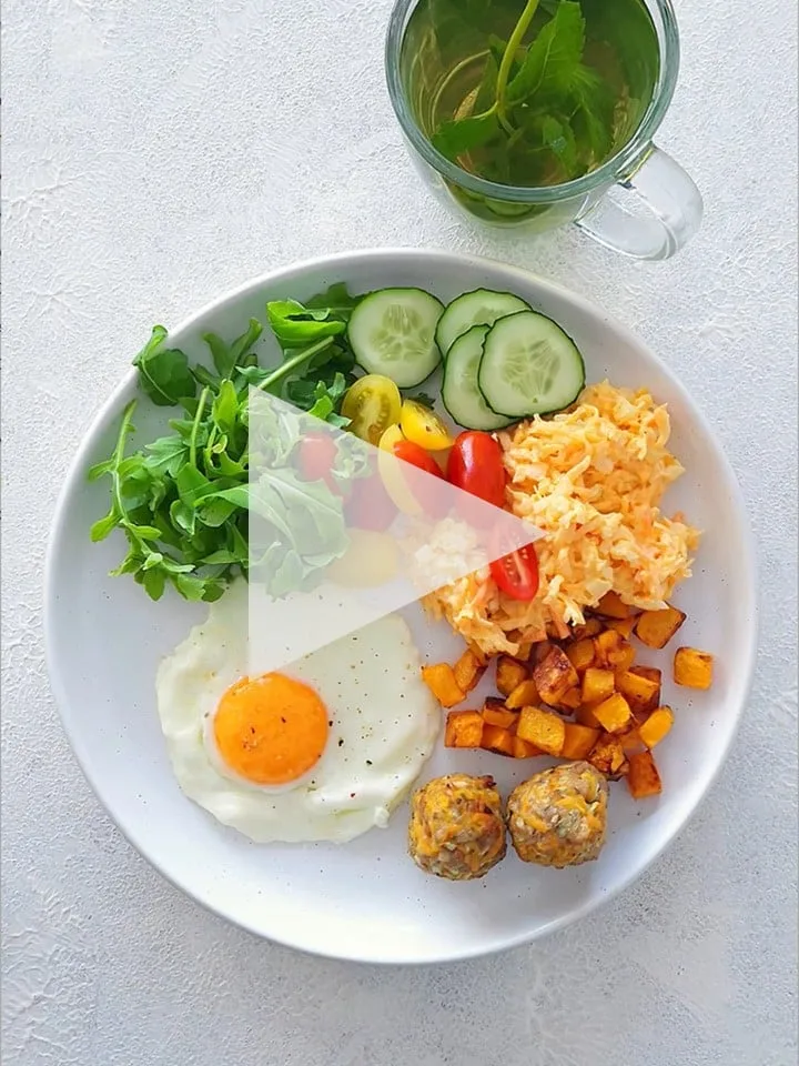 Volské oko, masové kuličky, upečená dýně, dýňový coleslaw, mátový čaj