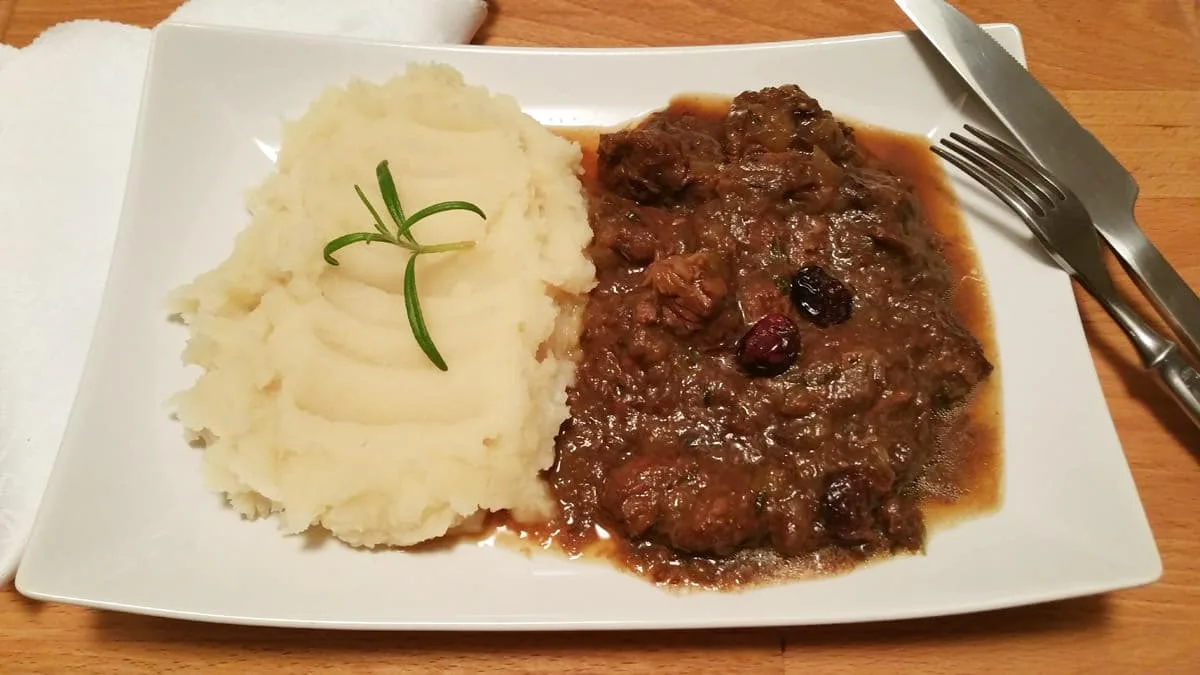 Hovězí na brusinkách, petrželové pyré