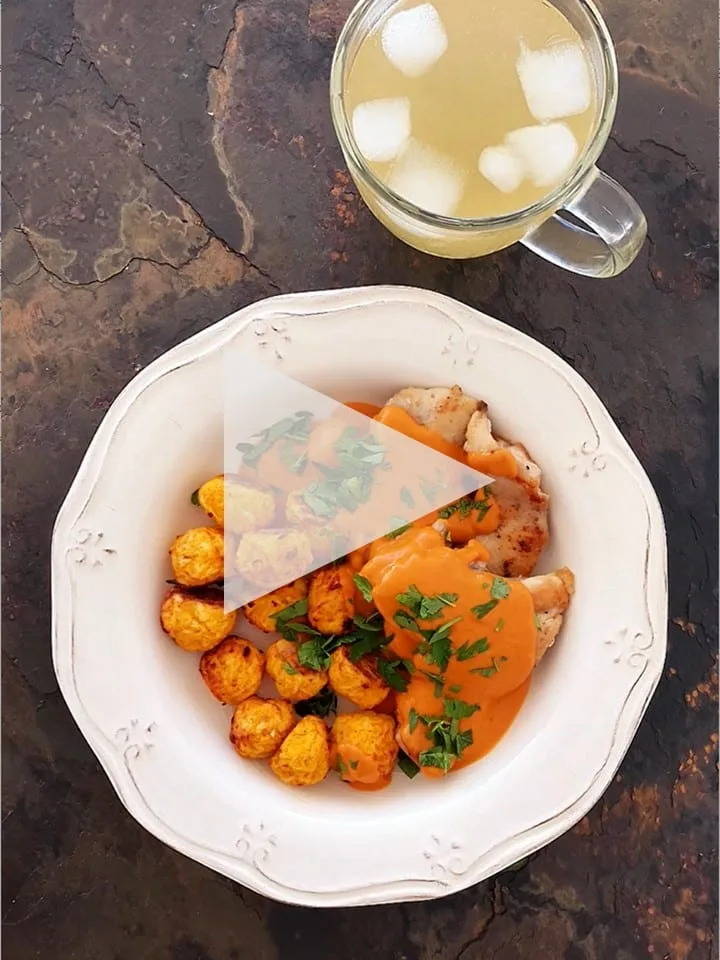 Kuřecí plátky s paprikovou omáčkou (pečená paprika + kešu), dýňové nočky (vymačkaná dýně + vejce)