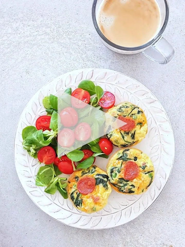 Vaječné muffiny (se špenátem, hráškem a chorizo klobásou), zelenina, černá káva