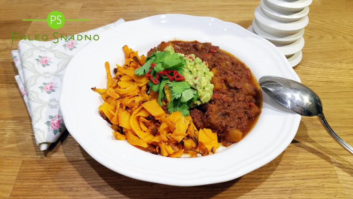 Dýňové chili con carne, pečené dýňové a batátové nudle, guacamole