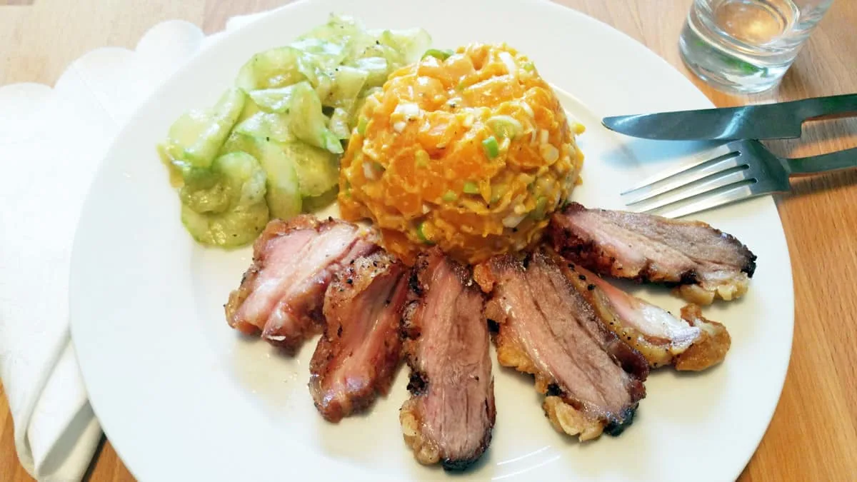 Pomalu pečený bůček, dýňový salát a kyselé okurky