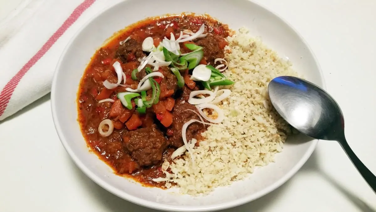 Ragú s kuličkami z mletého hovězího masa, květáková “rýže”