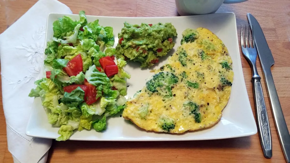 Omeleta s brokolicí, guacamole