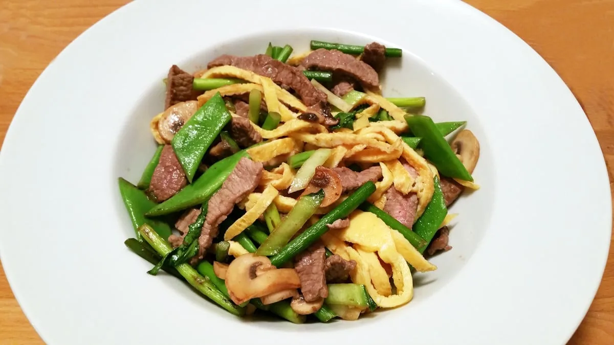 Hovězí stir-fry s vaječnými “nudlemi”