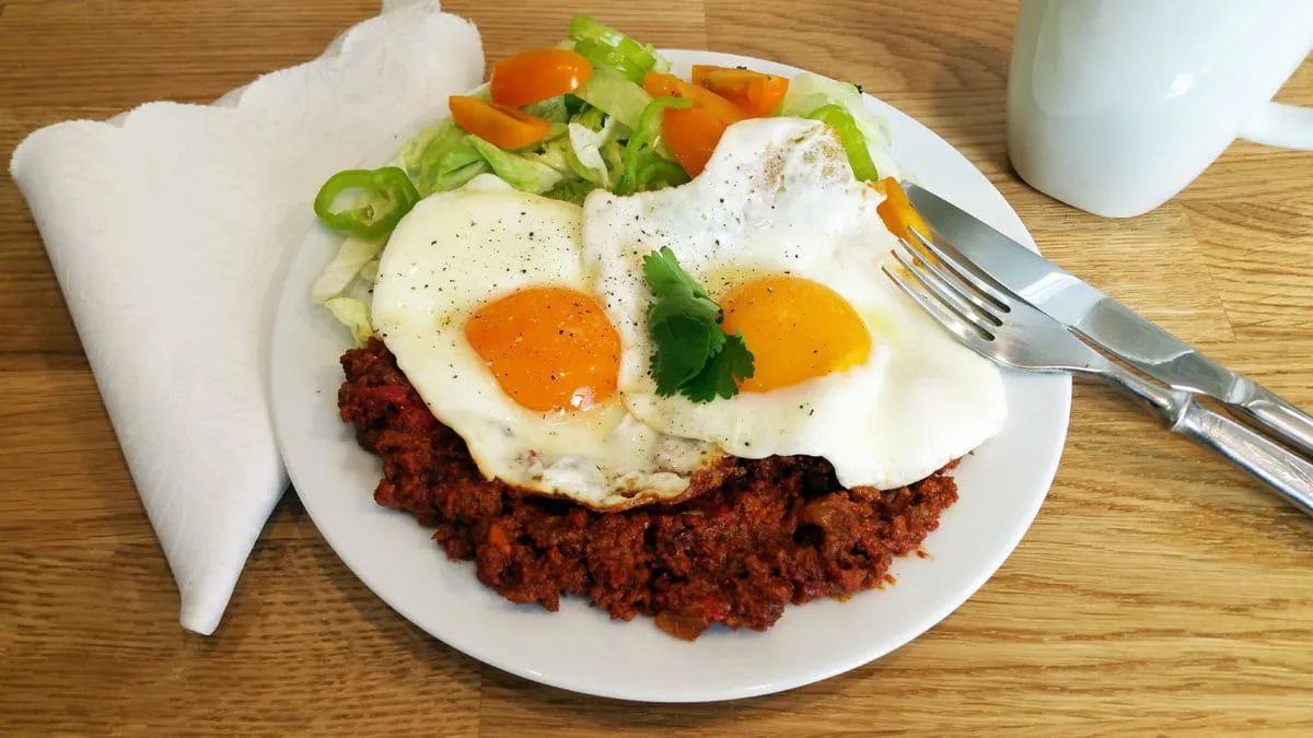Hovězí chili s volskými oky