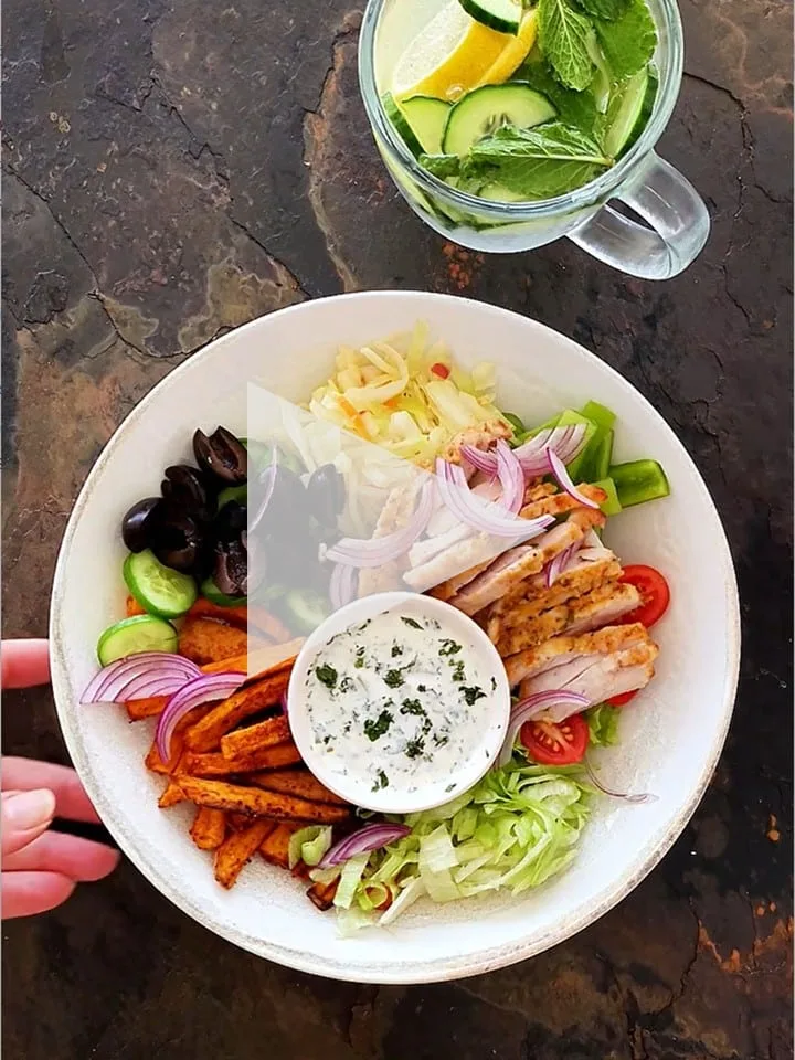 Gyros miska (kuřecí maso naložené v majonéze a koření, batátové hranolky, zelenina, olivy, zelný salát, majonéza s česnekem a bylinkami), okurková limonáda