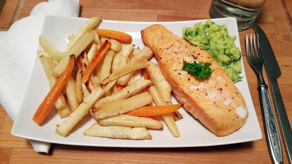 Pečený losos a zelenina, guacamole