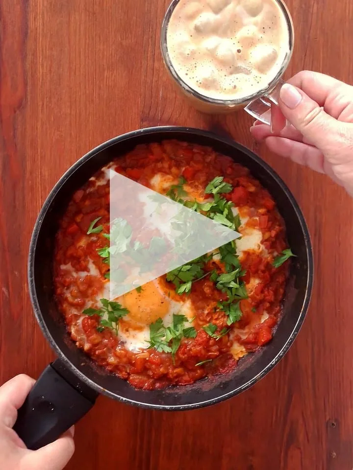 Shakshuka, ledová káva s mandlovým mlékem