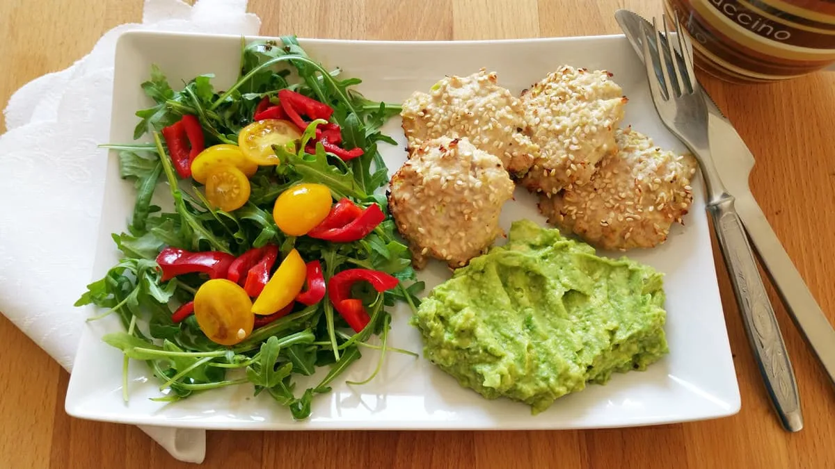 Drůbeží karbanátky s cuketou, guacamole