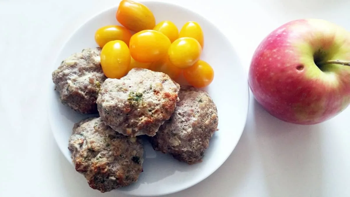 Karbanátky, cherry rajčata, jablko (mimo domov)