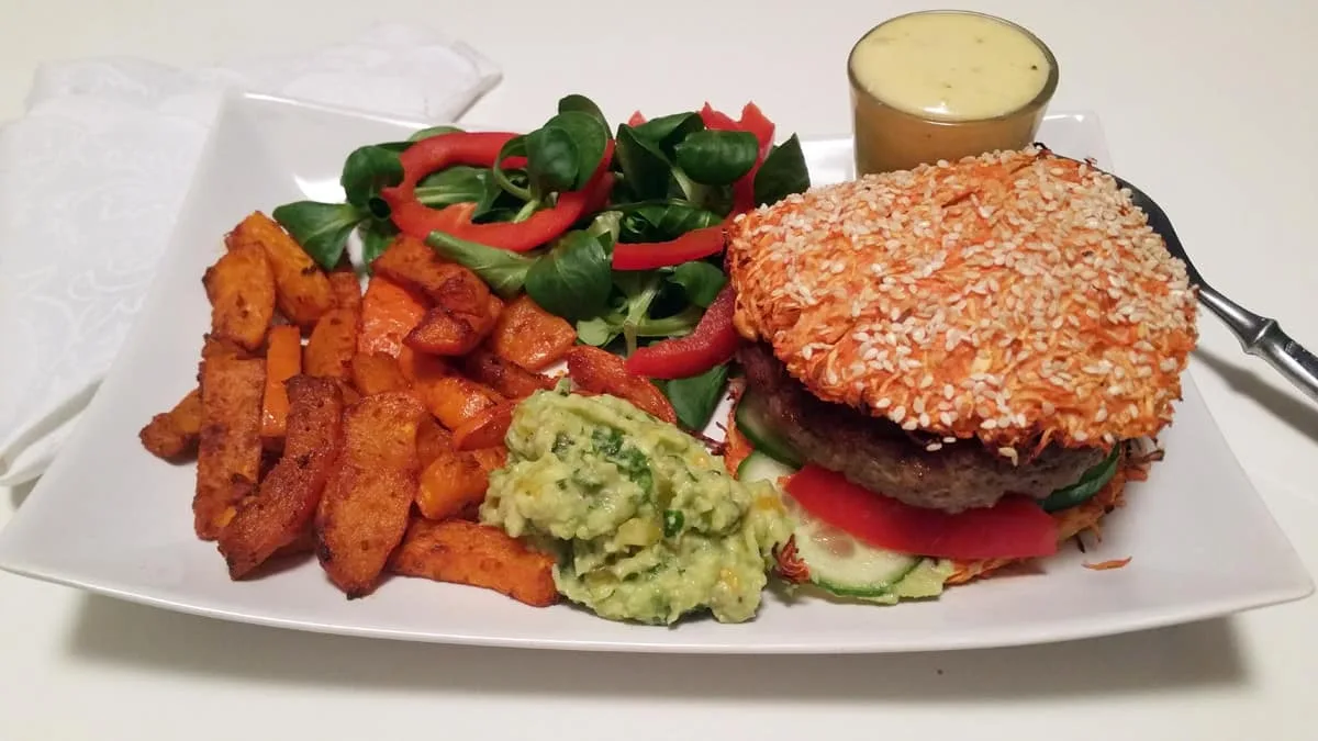 Hovězí burger v zeleninových plackách, pečená dýně