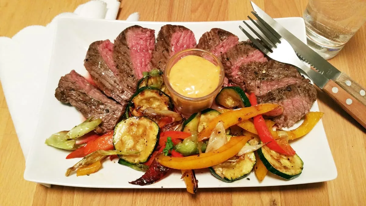 Flank steak s opečenou zeleninou a chilli majonézou