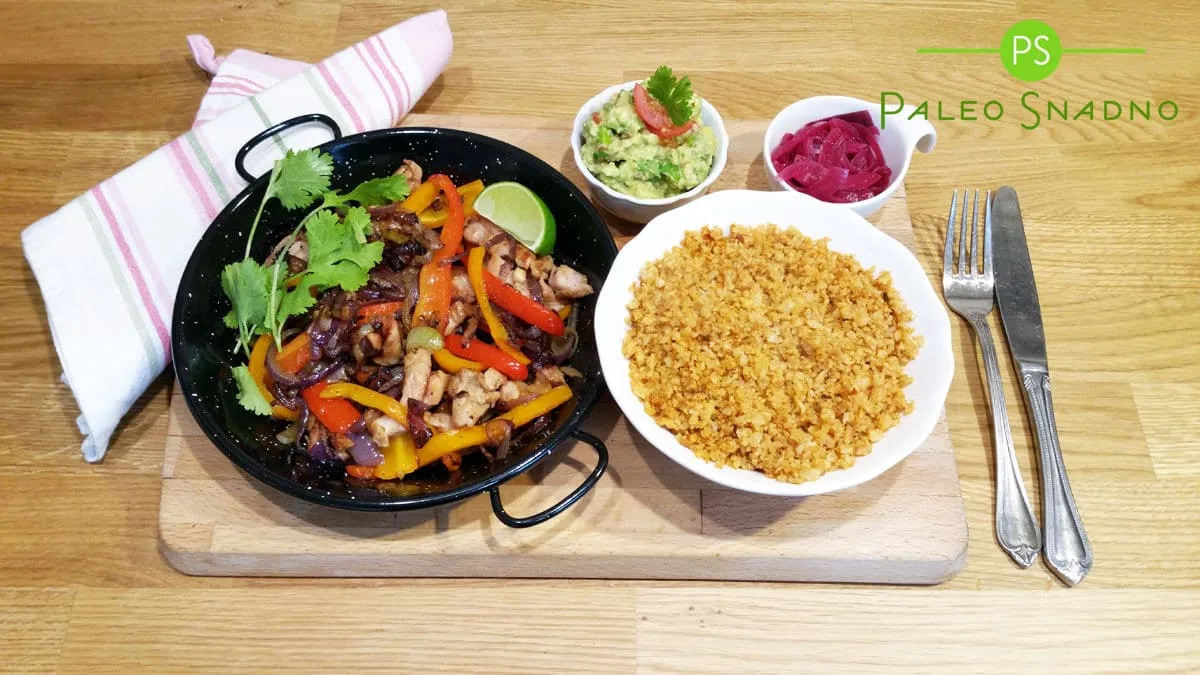 Krůtí fajitas, mexická květáková rýže, guacamole, naložená cibule