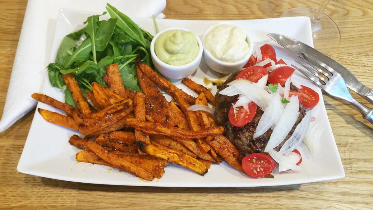 Burger, pečené batáty, majonéza, avokádový dip